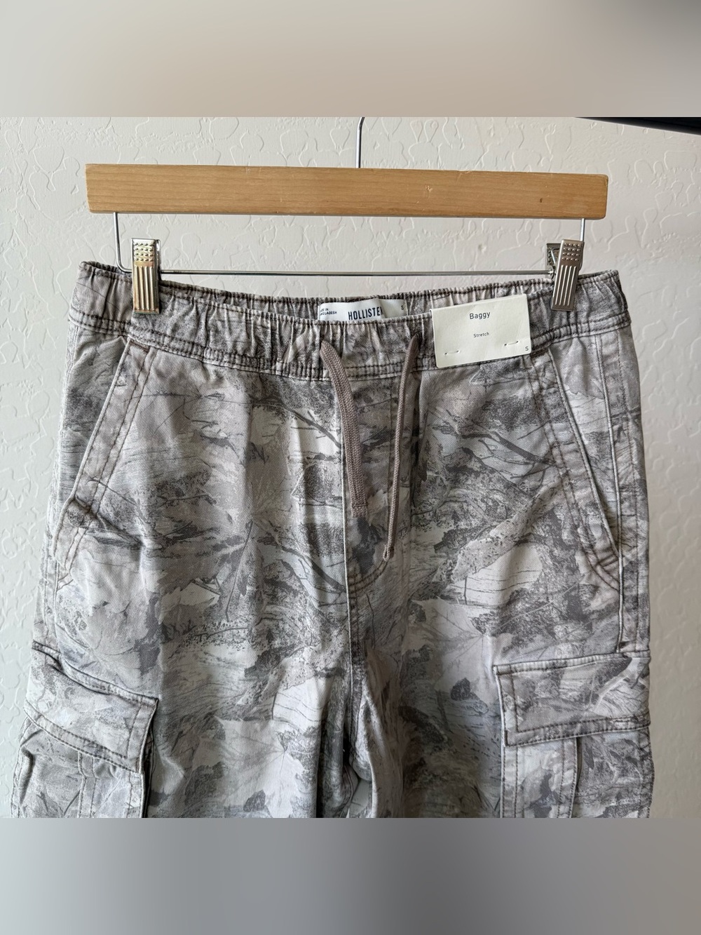 Hollister Men's Super Baggy Camo Cargo Pants - Picture 4 of 9